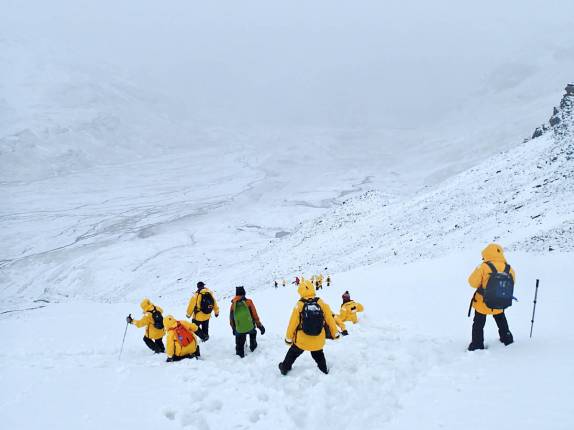 Descendo na neve em direção a Stomness, na Geórgia do Sul